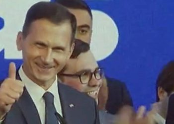 Prijatelji dragi gdje ste: Primorac pobjegao kroz kuhinju. Od svih partnera, u štabu HDZ-a pojavio se samo samo jedan