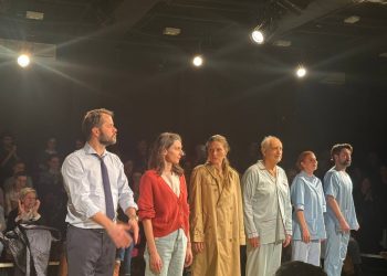 Raport u pozorištu: “Otac” dubuko dirnuo publiku, glumci predvođeni Vladimirom Jurcom sjajni