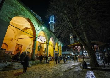 S akšamom je nastupila Lejletul-miradž. Pogledajte kako je obilježena mubarek noć u Begovoj džamiji