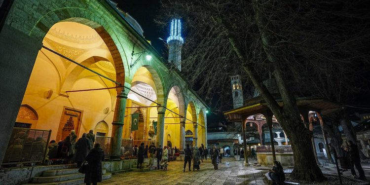 S akšamom je nastupila Lejletul-miradž. Pogledajte kako je obilježena mubarek noć u Begovoj džamiji