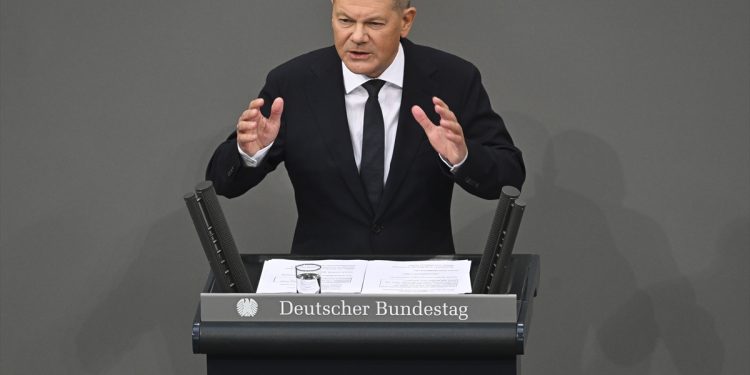 Scholz optužio Merza: Konzervativci flertuju s krajnjom desnicom zbog migracija