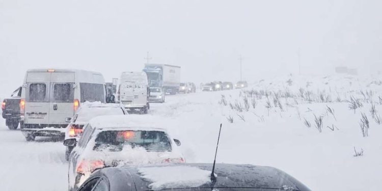 Snijeg i jak vjetar prouzrokovali poteškoće na mnogim putnim pravcima u Hercegovini