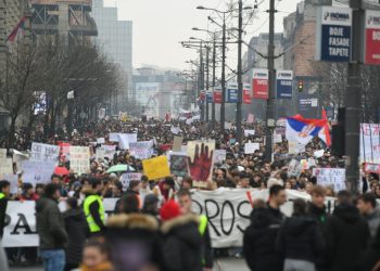 Srbija na nogama: Hiljade ljudi u cijeloj zemlji izašle na ulice, počeo je generalni štrajk. U Beogradu napeto