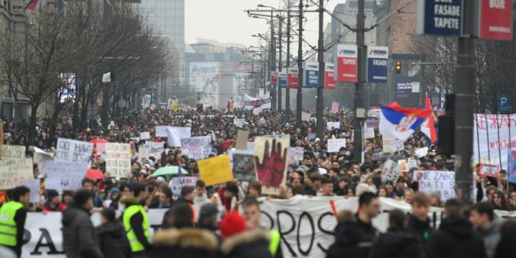 Srbija na nogama: Hiljade ljudi u cijeloj zemlji izašle na ulice, počeo je generalni štrajk. U Beogradu napeto