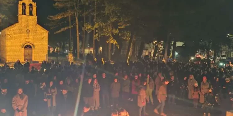 Stanovnici Crne Gore pale svijeće za nedužne žrtve masakra na Cetinju