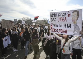 Studenti napadnuti bejzbol palicama u Novom Sadu, djevojka teško povrijeđena. Nastavljen protest i u Beogradu