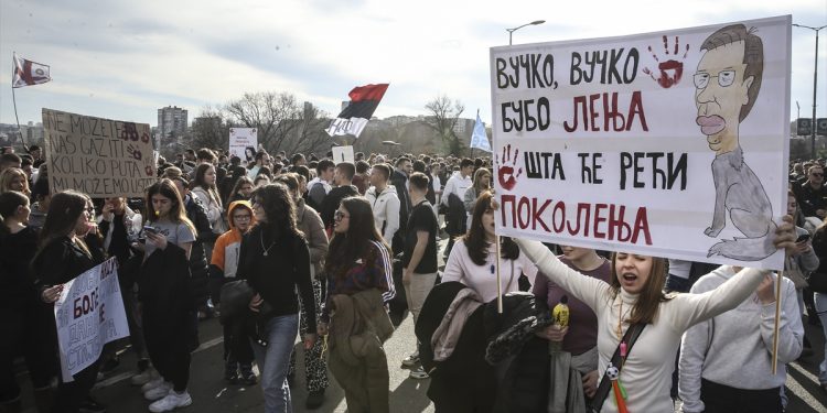 Studenti napadnuti bejzbol palicama u Novom Sadu, djevojka teško povrijeđena. Nastavljen protest i u Beogradu