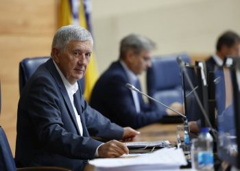 Trojka zvanično zatražila da se Radmanović već danas smijeni. Glavni favorit da ga zamijeni je Mladen Bosić