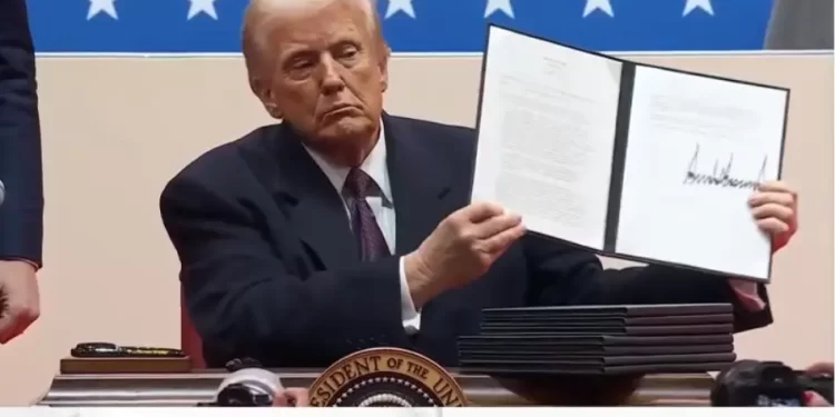 Trump potpisao izvršne uredbe: SAD se povlači iz Pariškog klimatskog sporazuma, pomilovanje optuženih za nerede na Kapitolu…