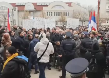 U Bijeljini protest zbog hapšenja gradonačelnika Ljubiše Petrovića: Oni koji vode RS su izgubili kompas