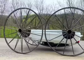 Youtuber probao može li Tesla voziti naopačke i na točkovima od tri metra. Pogledajte šta se desilo