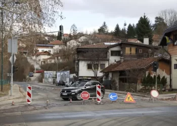 Zbog odrona i dalje obustavljen saobraćaj na putu Bistrik-Lapišnica