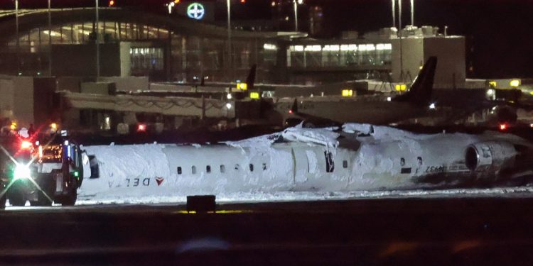Delta Air Lines nudi 30.000 dolara svakom putniku u avionu koji se prevrnuo na pisti u Torontu