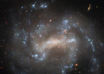 Hubble otkrio spiralnu galaksiju koja možda skriva “uljeza”