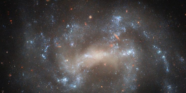 Hubble otkrio spiralnu galaksiju koja možda skriva “uljeza”