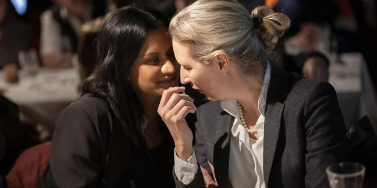 Ko je šefica AfD-a: Muslimansku djecu zove ‘umotanim djevojčicama’, žestoka je prema migrantima, a živi sa ženom sa Šri Lanke