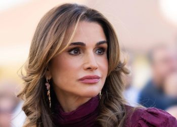 Kraljica Rania prkosi zimskom sivilu u vibrantnoj haljini koja joj stoji kao salivena