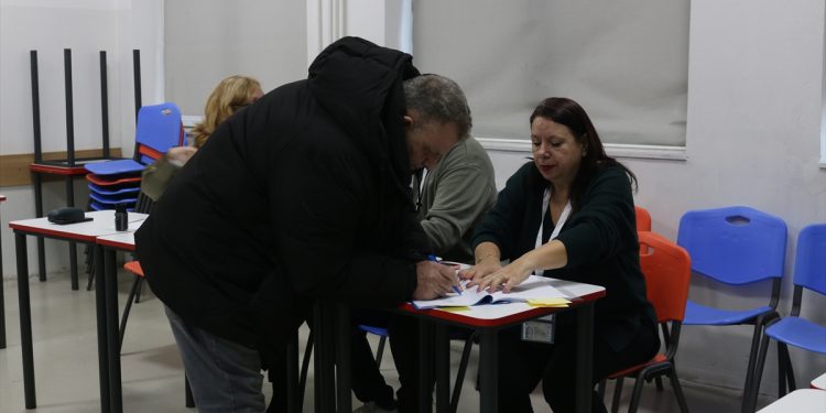 Na parlamentarnim izborima na Kosovu glasalo 40,04 posto birača, prati ih više od 18.000 posmatrača