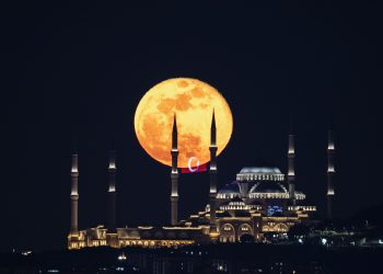 Nestvarni prizor punog Mjeseca iznad Camlica džamije u Istanbulu
