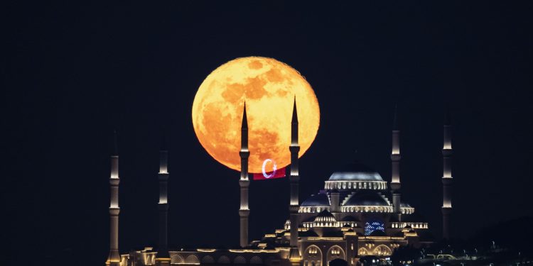 Nestvarni prizor punog Mjeseca iznad Camlica džamije u Istanbulu
