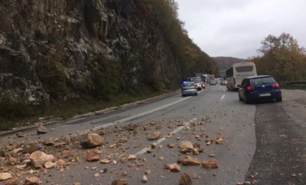 Odron stijena u Kini uništio deset kuća, traga se za 30 osoba