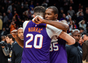 Phoenix rasturio Golden State. Na parketu se izmijenjali svi igrači osim Nurkića