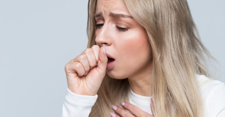 Prirodni sirup protiv upornog kašlja: Ima samo 2 sastojka, momentalno ćete prodisati punim plućima