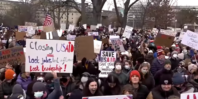 Protest u Washingtonu zbog mogućeg zatvaranja USAID-a. Šta će uraditi Musk i Trump?