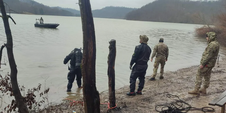 Ronilački timovi MUP-a RS pretražuju jezero Drenova za Emirom Selimovićem. Pronašli praznu flašu sone kiseline