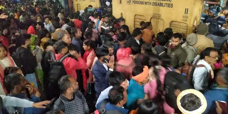 U stampedu na željezničkoj stanici u New Delhiju poginulo 15 ljudi