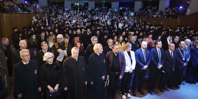 Univerzitet u Sarajevu: Promovirana 3.633 diplomanta i magistranta