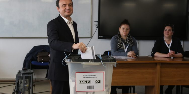 Zatvorena birališta na parlamentarnim izborima na Kosovu. Hoće li Kurti ostati na vlasti?