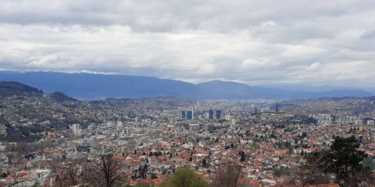 Danas umjereno do pretežno oblačno, moguća slaba kiša ili susnježica