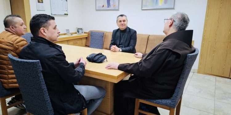 Dizdar posjetio Franjevački samostan Kraljeva Sutjeska: Naša je obaveza biti uz one koji čuvaju vrijednosti zajedništva, mira i tolerancije