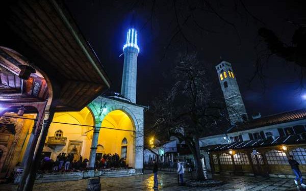 Muslimani u Sarajevu klanjali prvu teraviju u ramazanu