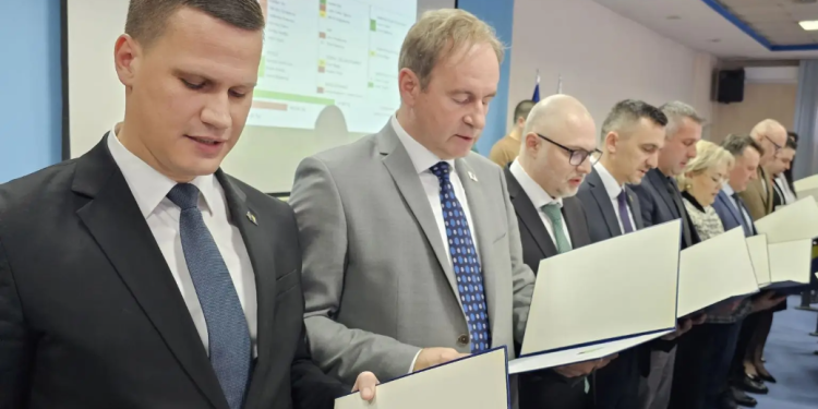 SDA-ov kadar Halilagić i ekipa ponovo na čelu Tuzlanskog kantona, smijenili SDP-ovu ‘vikend vladu’